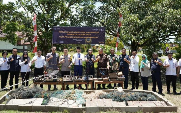 Pemusnahan alat tangkap ilegal di Kapuas Hulu, Provinsi Kalimantan Barat 