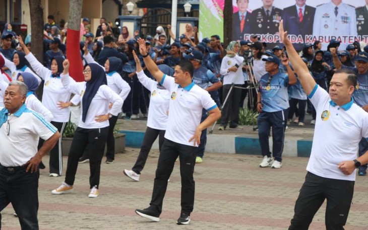 Olahraga bersama di halaman kantor bupati Tulungagung 