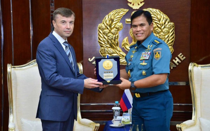 Kasal Laksamana TNI Muhammad Ali menerima cenderamata Dubes Federasi Rusia di Cilangkap Jakarta 
