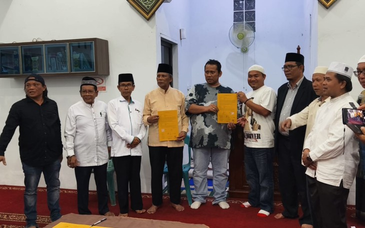 Guntur Syahputra Bersama Ulama Lakukan Poto Bersama Saat Penyerahan Tanah Wakaf Kepada Warga Medan Denai dan Jermal.