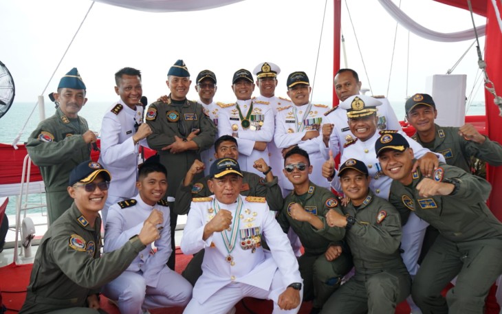 Danpuspenerbal Laksda TNI Sisyani Jaffar bersama prajurit dalam HUT Ke-79 TNI AL