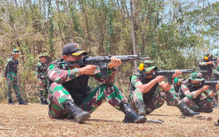 Danmenarmed 2 Kostrad Letkol Arm Siswo Budiarto saat membidik sasaran dengan senjata Laras panjang, Jum'at (13/9)