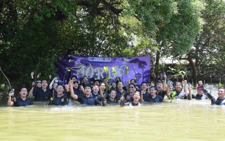 Penanaman mangrove di TPI Desa Gisik Cemandi, Sidoarjo 
