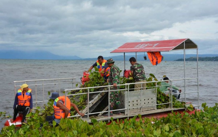 Kapal Ponton Kasad bersihkan tanaman Eceng Gondok di danau Toba, Selasa (17/9)