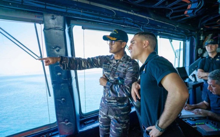 Perwira TNI AL saat mendapatkan pembelajaran di kapal perang Italia