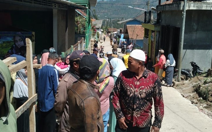 Masyarakat berhamburan keluar pasca gempa bumi