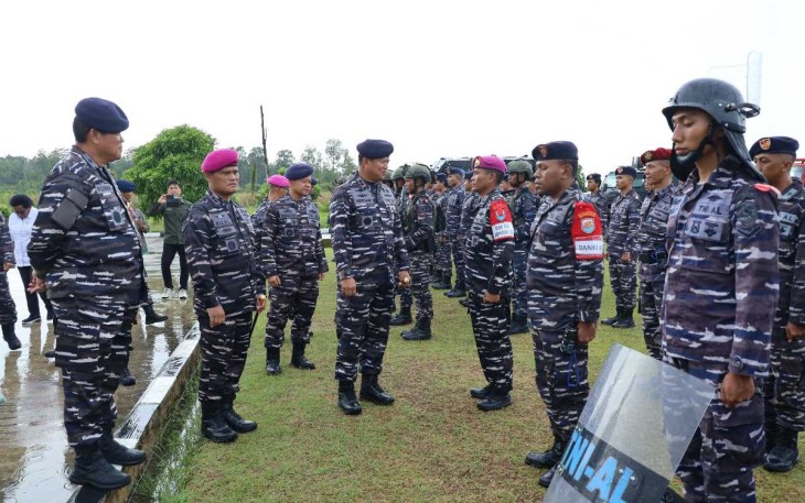 Pangkoarmada III Laksda TNI Hersan saat inspeksi pasukan
