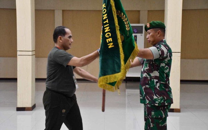 Danrem 081/DSJ Kolonel Inf Rama Pratama saat melepas kontingen Kodam V Brawijaya 