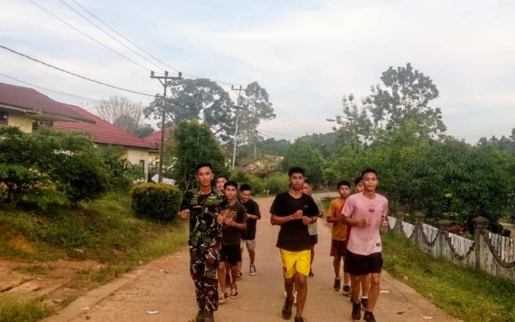 Pembinaan fisik lari bersama remaja rumah singgah di perbatasan 