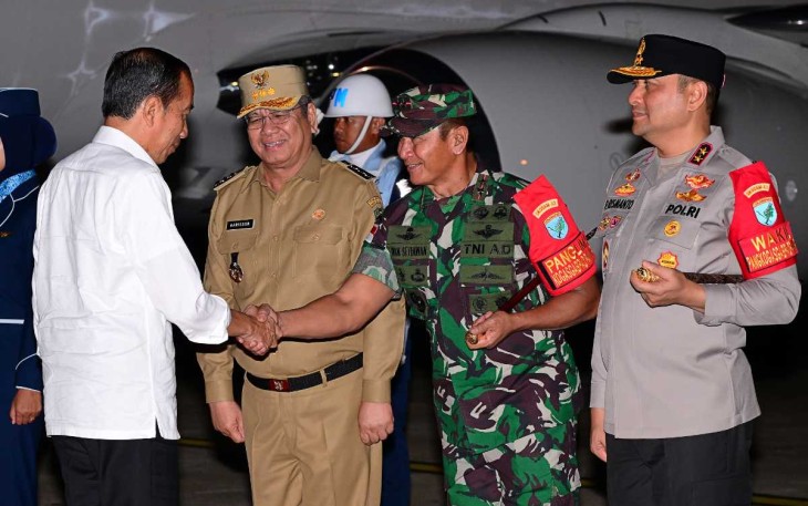 Pangdam XII/Tpr Mayjen TNI Iwan Setiawan menyambut kedatangan presiden Jokowi 
