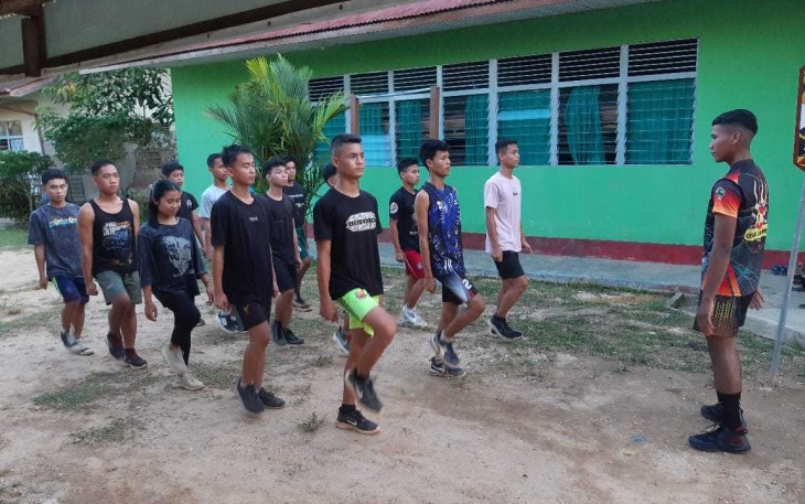Remaja rumah singgah belajar baris berbaris 