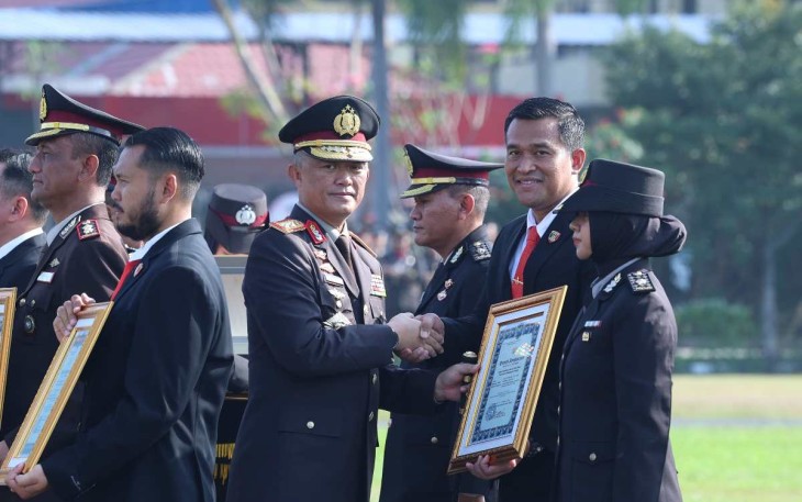 Kapolda Jatim Irjen Pol Imam Sugianto saat memberikan penghargaan anggotamya
