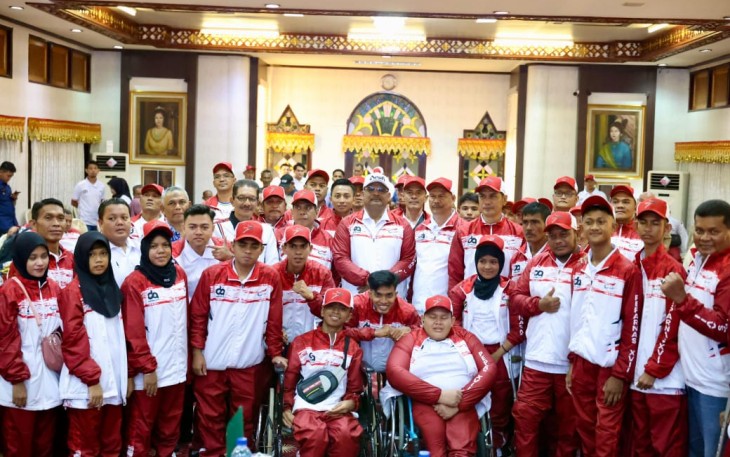 Pj Gubernur Aceh Safrizal bersama atlet NPCI