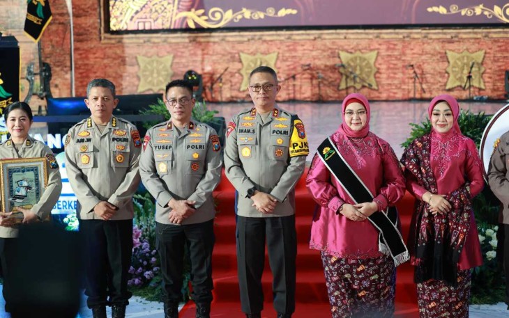 Kapolda Jatim Irjen Pol Imam Sugianto foto bersama dalam HUT Polwan le-76
