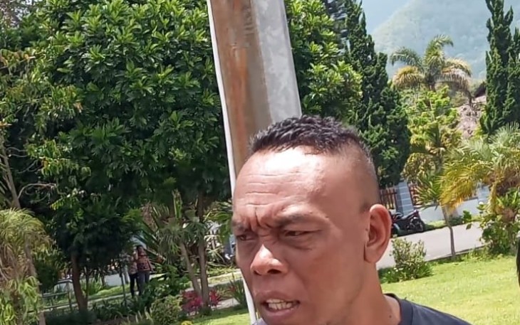 ASN Berpakaian Preman saat mengamuk dan saling dorong dengan wartawan media petanttnews di depan kantor Bupati Manggarai,Kamis(3/10)