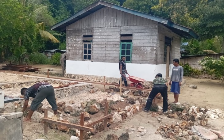 Satgas TMMD Kodim 1805/Raja Ampat dan Warga Terus Bangun RTLH Meski Panas Terik Menghadang 