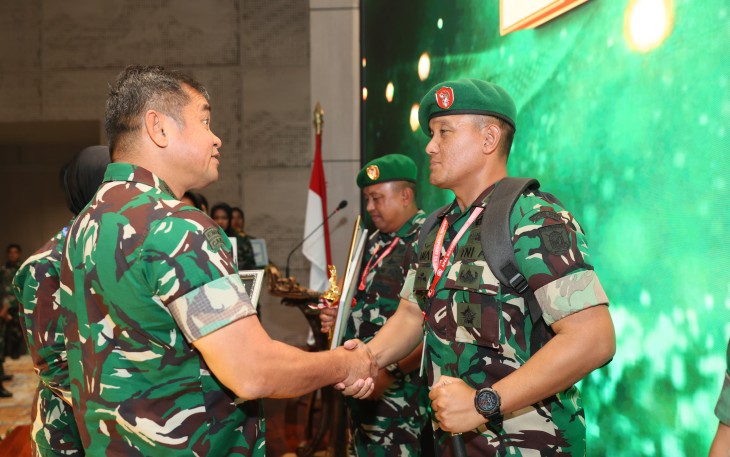Dandim 0210/Tapanuli Uatara Terima Penghargaan Prajurit Berprestasi di Bidang Teritorial Tahun 2024.