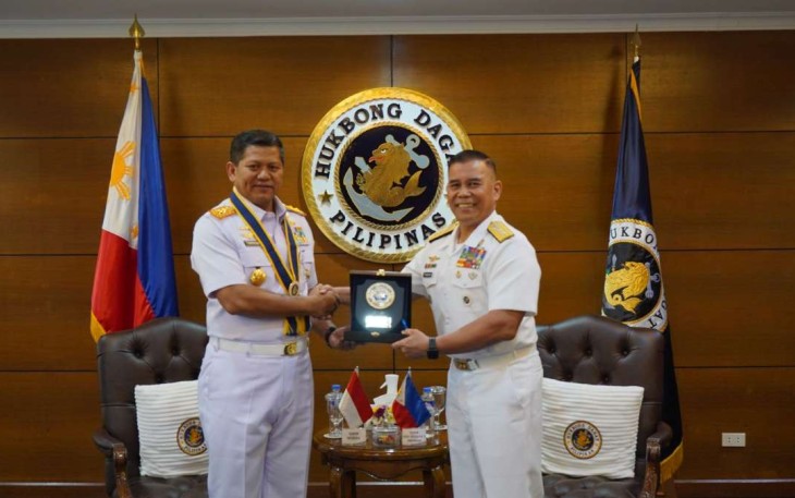 Pangkoarmada III Laksda TNI Hersan saat menerima cenderamata 