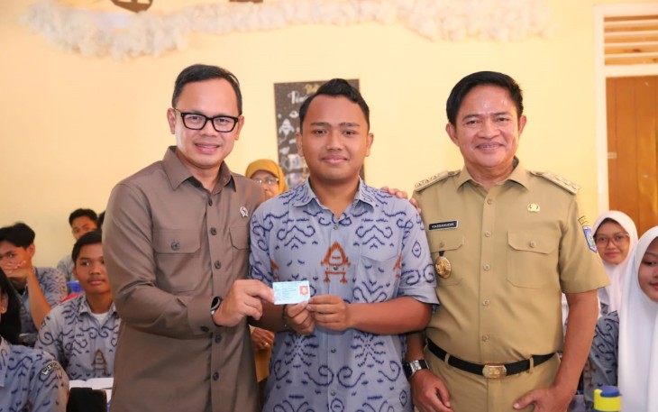 Wamendagri Bima Arya saat menyerahkan KTP-el ke siswa SMAN 1 Mataram