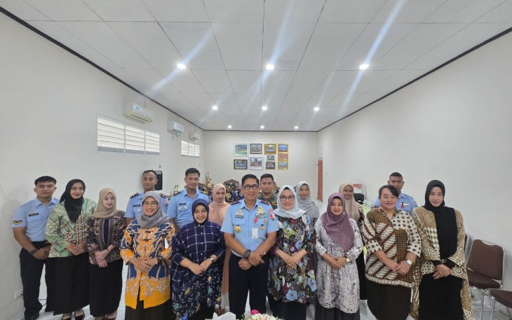 Danlanud Didampingi Ketua PIA Ardhya Garini Cabang 7/D.II Lanud Sultan Hasanuddin Berikan Bimbingan Perkawinan 