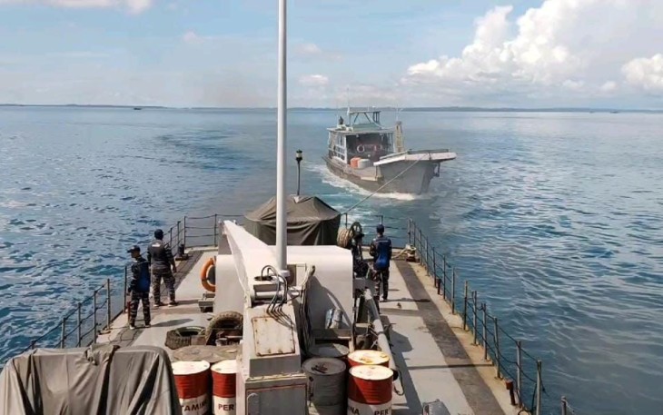 Penyelamatan kapal terapung di tengah laut Papua