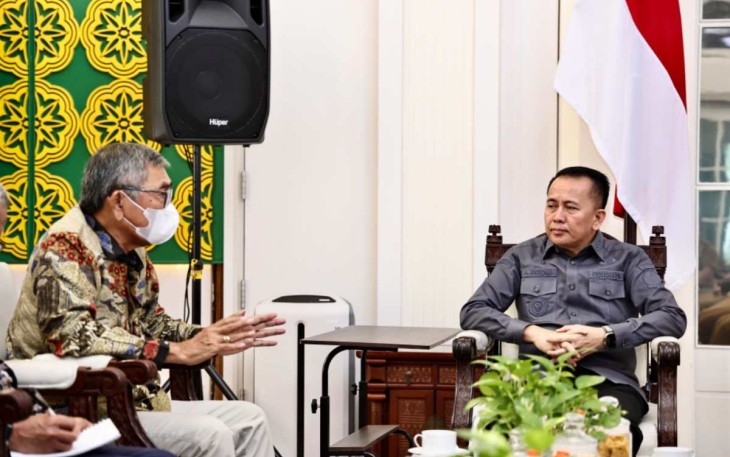 Pj Gubernur Sumut Agus Fatoni saat menerima pemaparan Ketua GAPKI Sumut