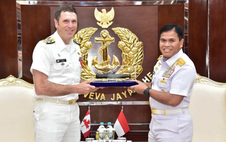 Kasal Laksamana TNI Muhammad Ali saat menerima cenderamata dari Panglima AL Kanada di Jakarta 
