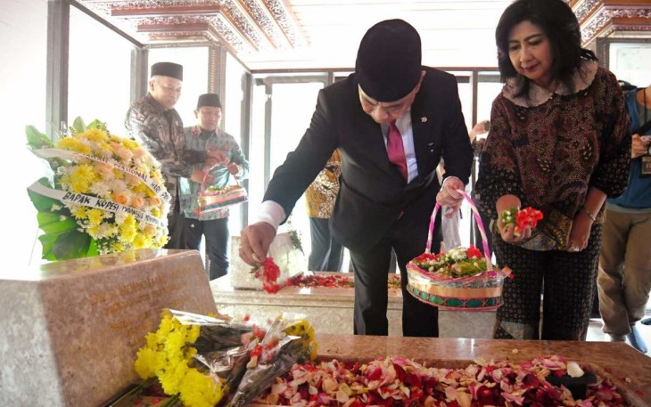Menkop Budi Arie Setiadi ziarah dan tabur bunga di TPU Tanah Kusir, Jakarta, Minggu (10/11)