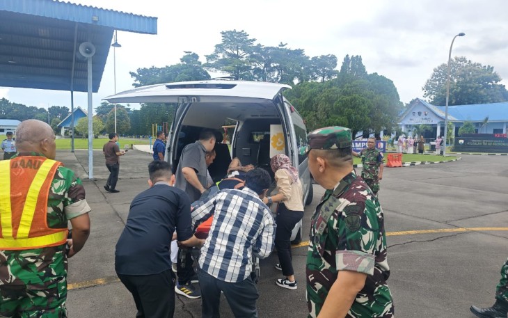 Evakuasi Pembalap Alami Insiden Tiba di Lanud Sorwondo.