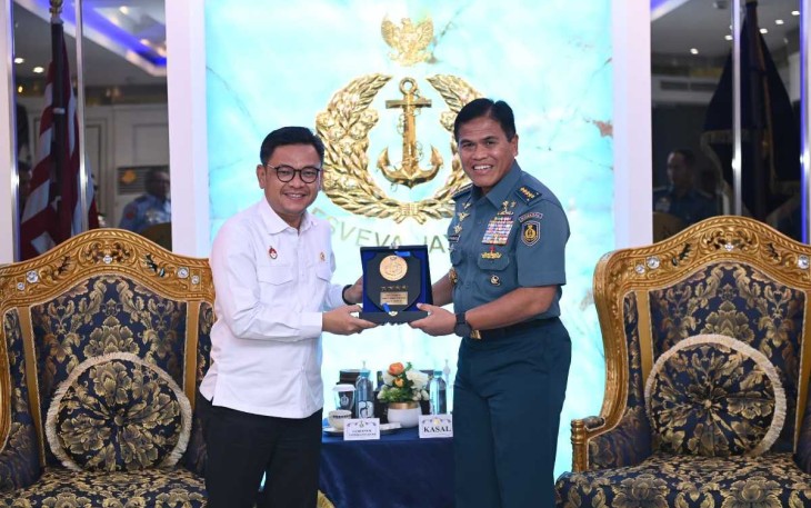 Kasal Laksamana TNI Muhammad Ali menerima cenderamata dari Gubernur Lemhanas di Jakarta 