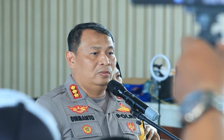 Kabid Humas Polda Jatim Kombes Dirmanto saat memberikan keterangan pers, Jum'at (15/11/24)