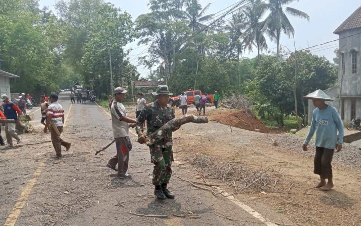 Kerja bakti bersihkan lingkungan bersama warga