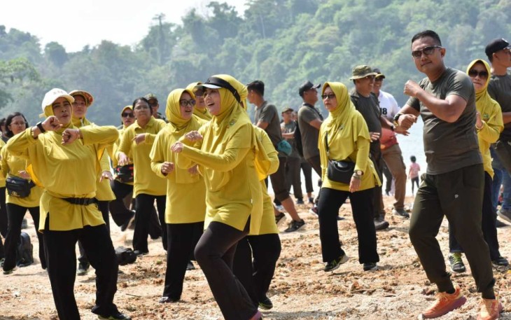 Kegiatan bersih pantai di Kondang Merak, Minggu (17/11)