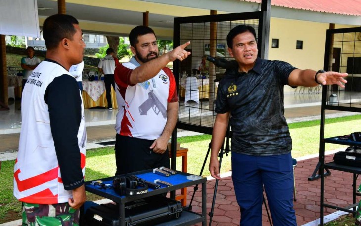 Kasal Laksamana TNI Muhammad Ali saat olahraga menembak eksekutif bersama Athan negara sahabat di Jakarta, Selasa (19/11)