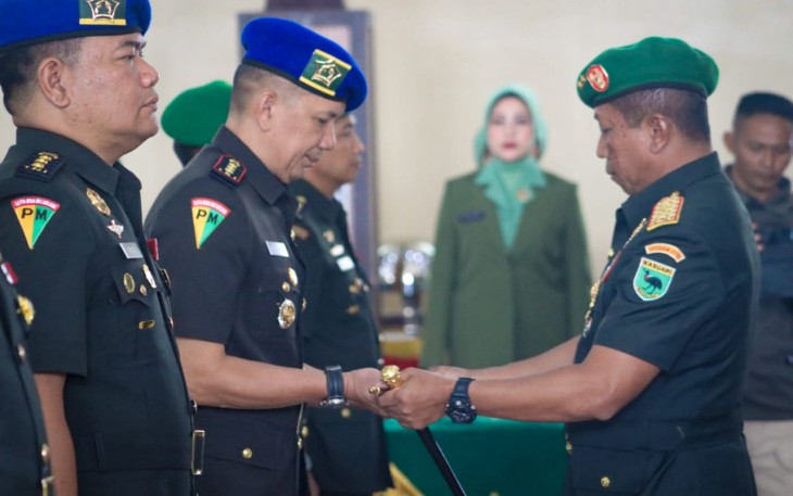 Pangdam XVIII Kasuari Mayjen TNI Haryanto saat melantik Danpomdan 