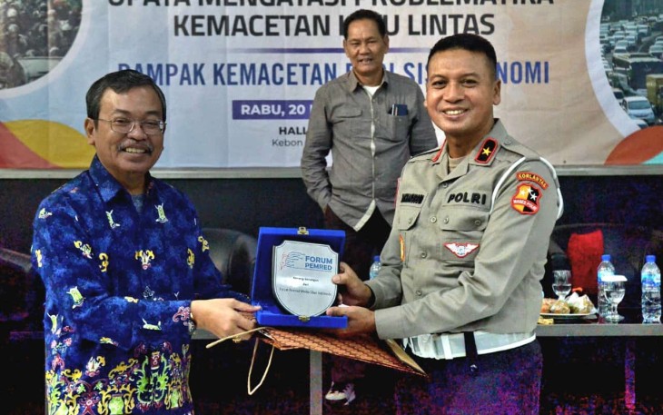 Ketua Forum Pemred SMSI Dar Edi Yoga memberikan cenderamata, Rabu (20/11)