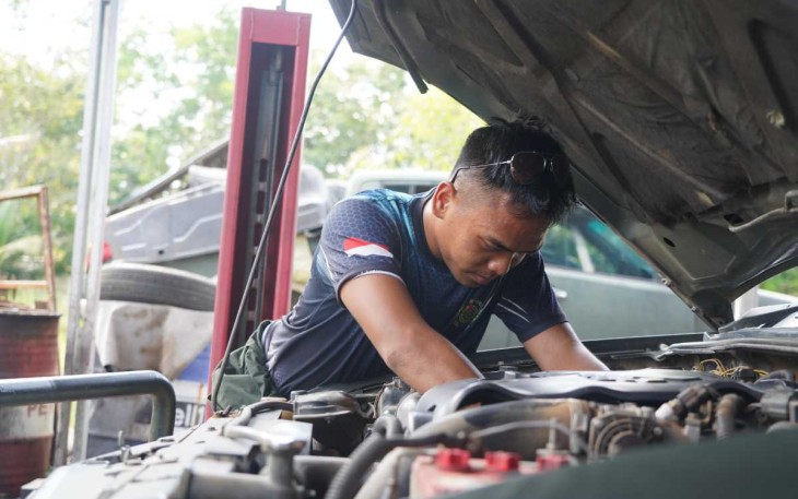 Personel Denpal XII/1 Sintang rawat kendaraan dinas, Kamis (21/11)