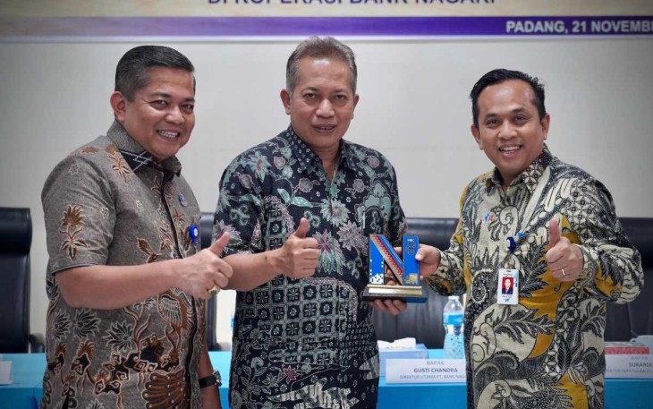 Wamenkop Ferry Juliantono saat foto bersama di KSUKB Bank Nagari, Sumatera Barat, Kamis (21/11)