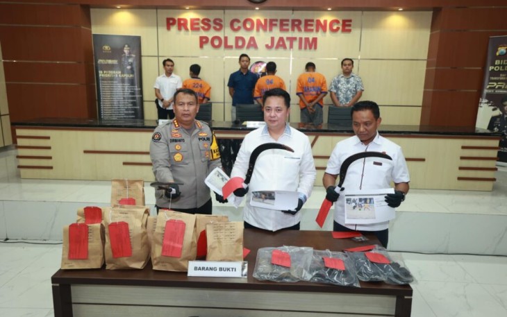 Kabid Humas Polda Jatim Kombes Dirmanto saat memberikan keterangan pers 