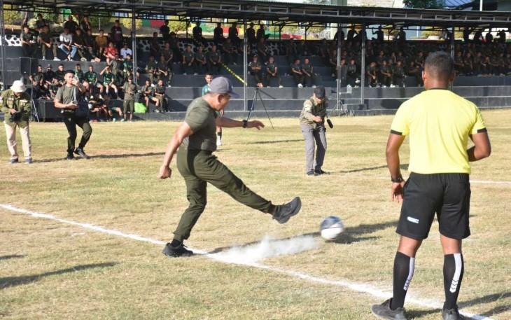 Pangdam XVIII Kasuari Mayjen TNI Haryanto saat kick off turnamen sepakbola, Jum'at (22/11)