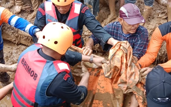 Kondisi wilayah terdampak tanah longsor dan proses pencarian oleh tim gabungan di Desa Harang Julu, Kecamatan Ulu Sosa, Kabupaten Padang Lawas  Provinsi Sumatera Utara (23/11)