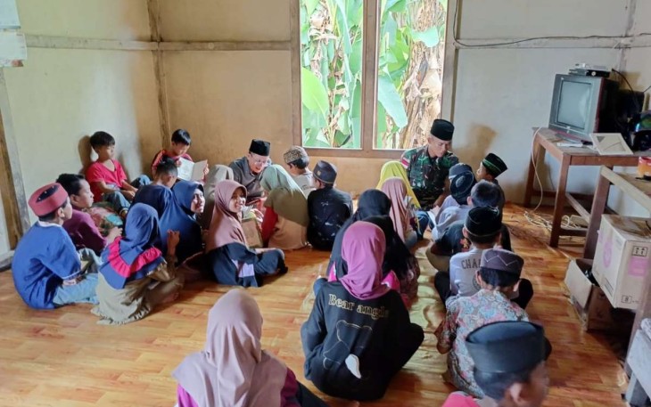 Guru mengaji anak-anak perbatasan 