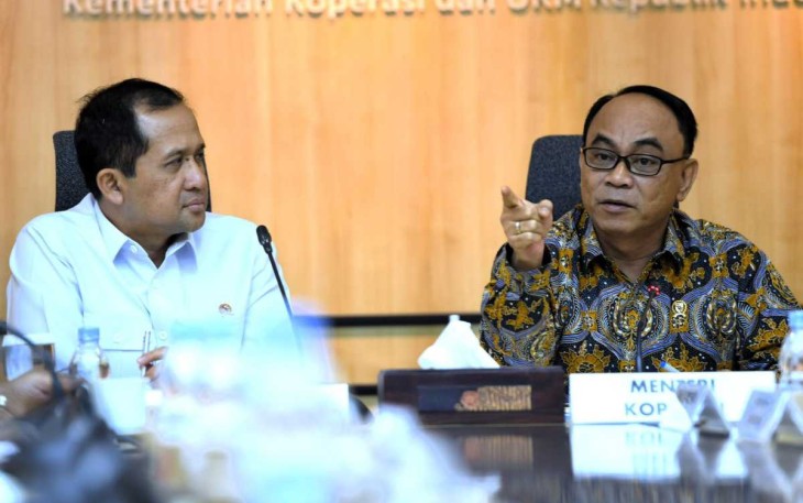 MenkopUKM Budi Ari bersama Mentrans Iftitah Sulaiman Suryanegara di Jakarta, Senin (25/11)