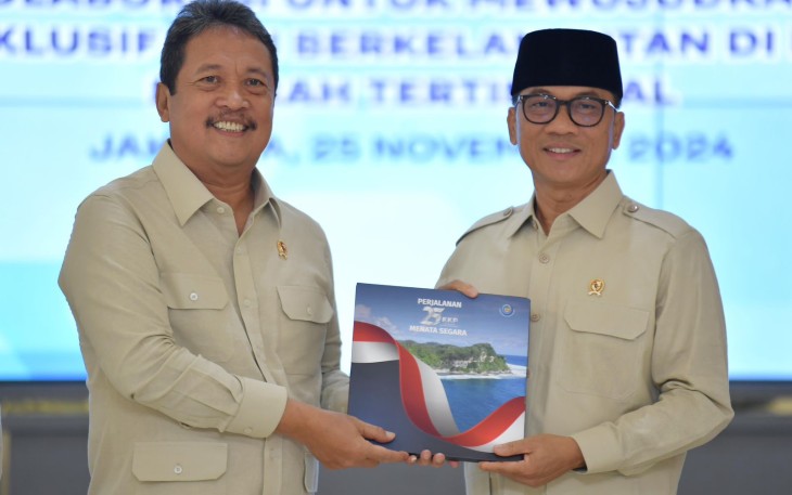 Menteri KKP Sakti Wahyu Trenggono memberikan cenderamata Mendes PDT Yandri Susanto di Jakarta, Senin (25/11)
