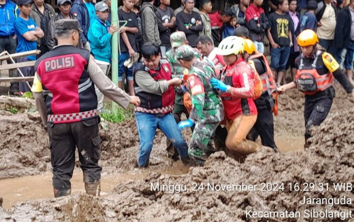 Evakuasi korban tanah longsor di Kabupaten Karo, Sumatera Utara, Senin (25/11)