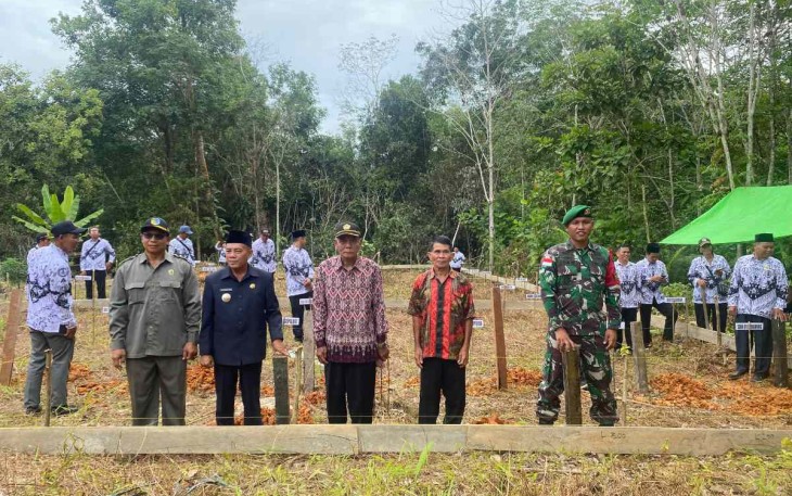 Pemasangan patok pembangunan di perbatasan 