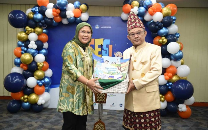 Mendikdasmen Abdul Mu'ti saat menerima cenderamata di Jakarta