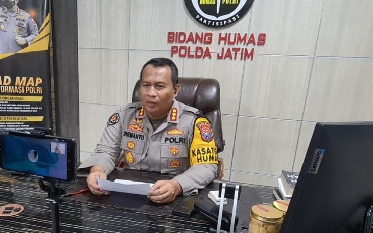 Kabid Humas Polda Jatim Kombes Dirmanto saat memberikan keterangan pers 