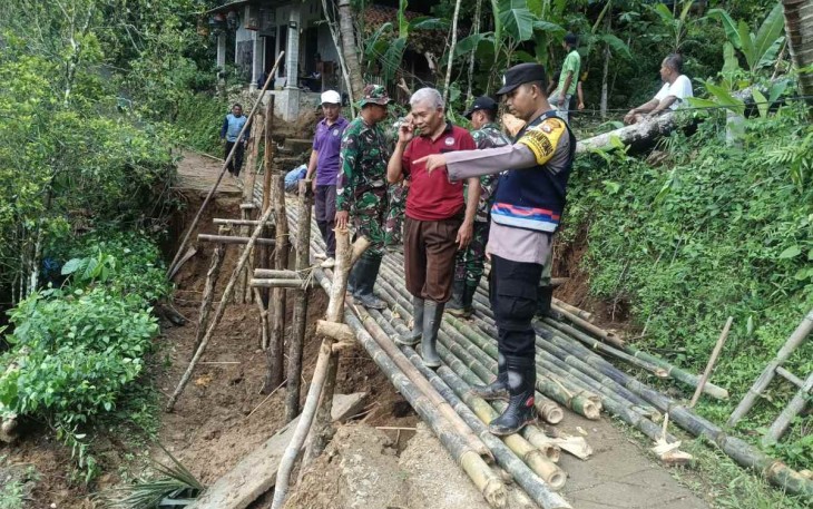 Gotong royong perbaiki akses jalan desa terdampak longsor 