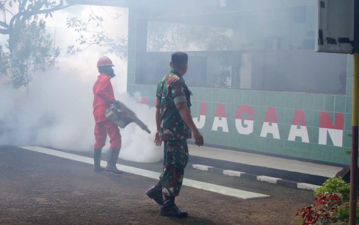 Fogging di lingkungan asrama prajurit 